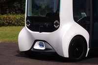 フロントフェイス。ヘッドランプの点灯グラフィックにより、笑顔や寝顔を表現できる。