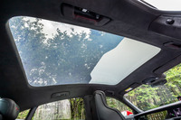 バリアブルライトトランスミッション付きの固定式「パノラマルーフ」は、2022年6月以降のモデルでオーダーできるようになった84万円のオプションアイテム。可変セグメントの照度をリアルタイムで個別に調節できる。