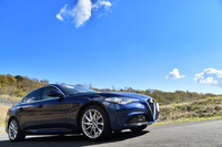 「ジュリア」は新開発のFRプラットフォームをベースに、アルミのボディーパネルやボンネットフード、カーボン製のドライブシャフトなどの軽量パーツを適所に配置することで、50：50の前後重量配分を実現している。「ジュリア スーパー」の場合は、前車軸800kg、後車軸790kg（車検証記載値）。