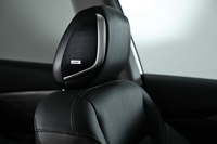 ボーズが開発したヘッドレストスピーカーのイメージ。