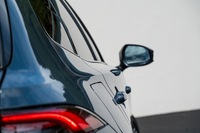 ボディーのショルダー部分はヒジが置けるほどに張り出している。このラインはボンネットのプレスラインにつながっている。