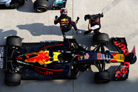 予選目前のフリー走行3回目で起きたトラブルで、急きょパワーユニットを交換せざるを得なくなったリカルド（写真）。メカニックのおかげで短時間のうちに作業は終わり、ギリギリ間に合った予選で何とか6位につけることができた。レースでは、非力なルノーのパワーユニットをアグレッシブなタイヤ戦略でカバー。セーフティーカーでニュータイヤを履いたリカルドは、華麗なオーバーテイクを次々と披露し、6位から一気にトップに。2017年6月のアゼルバイジャンGP以来となる勝利を手にした。（Photo=Red Bull Racing）
	 