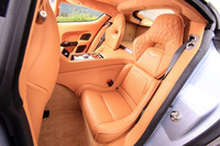 センターコンソールがキャビンの後方まで貫かれており、後席は左右独立タイプとなる。