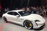 ポルシェが電気自動車「タイカン」を世界初公開　5分の充電で100kmの走行が可能