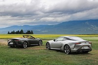 「レクサスLC」のラインナップに新たに追加された「LC500コンバーチブル」（写真左）。改良が施されたクーペ（同右）とあわせて、その走りをリポートします。(photo：荒川正幸)