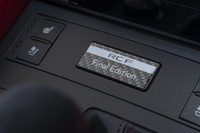 センターコンソールの前端には「RC F Final Edition」のプレートが貼られている。