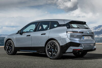 電気自動車「iX」の後ろ姿。　
	清水「アイアンマンにそっくり。マーベルに訴えられたら勝ち目はないな」　
	渕野「反射板の辺りを突き出して強調してるのは、マフラーを主張するエンジン車の名残みたいですよね。EVなのに」　
	ほった「ちなみにこれ、『2022-2023日本カー・オブ・ザ・イヤー』の、『デザイン・カー・オブ・ザ・イヤー』受賞車です」　
	渕野＆清水「……」
	 