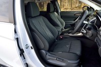 シート表皮はファブリックが標準。中央部分には、三菱のエンブレムを想起させるひし形がプリントされている。