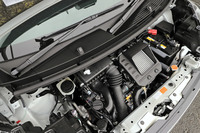 「ロッキー」にも搭載される1リッター直3ターボエンジン。98PSの最高出力と140N・mの最大トルクを発生する。