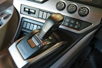 「エスコット」の基本構造はマニュアルトランスミッションを自動化したもの。12段というギア数はこのセグメントでは多いほうではないが、素早くスムーズな変速制御とトルクバンドの広いエンジンにより、十分に力強く、快適に走ってくれる。