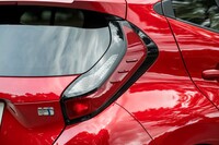 縦型のリアコンビランプは曲面を多用した立体的な造形になった。赤い部分には3本のエアロスタビライジングフィンが刻まれる。