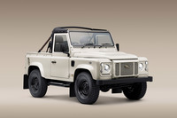 日本での開業75周年を記念した「ランドローバー・クラシックディフェンダー ワークスV8」の限定車「MUROMACHI EDITION（ムロマチエディション）」登場の画像