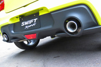 「スイフトスポーツ」のマフラーは左右2本出し。