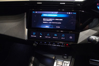 スマートフォンのように滑らかな操作を可能にするセンターコンソールの10インチタッチスクリーンと、デジタルショートカット機能を有する「i-Toggle（iトグル）」を組み合わせる。