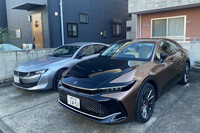 「クラウン クロスオーバー」（写真右）は、“ちょいワル特急”こと愛車のセダン「プジョー508」（同左）とサイズやファストバック系のスタイルがかなり近い。ただし、シートの着座位置はクラウン クロスオーバーのほうが圧倒的に高く、高齢者が乗りやすい。それは思わず「うわ、ラク～」と口走ってしまうほどである。