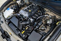 ソフトウエアが刷新された1.5リッターエンジン「SKYACTIV-G 1.5」は、最高出力が4PSアップしたほか、トルクも全域で1～6N・mほど増強。応答のダイレクトさや、アクセルペダルを戻した際のレスポンスのよさも向上している。