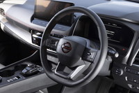 テーラーフィット巻きのステアリングホイールもラバレッドのステッチ入り。ナッパレザー並みの質感をうたう合皮だけあって触感はよい。