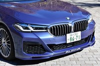 フロントには、大開口のロワグリルを持つバンパーを装着。リップ部の「ALPINA」ロゴが目を引く。