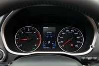 メーターパネルはセンターにインフォメーションディスプレイを備えた2眼式。ディーゼルモデルのエンジン回転計のレッドゾーンは6400rpmから。