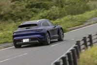 走行モードは、航続距離を最大化させる「レンジモード」のほか、未舗装路用の「グラベルモード」が用意される。