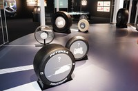 さまざまな乗り物のタイヤがクイズ形式で並んでいる。裏に回れば答えが書いてあるが、ぜひ来場して確かめていただきたい。