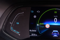 液晶メーターの左側に表示される駆動用リチウムイオンバッテリーの残量計。総容量は1.2kWh。