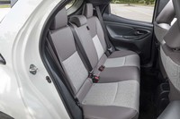 「ヤリス ハイブリッドZ」の後席に備わる大きなヘッドレストは、ドライバーの視界確保の点で気になるところ。対する「フィットe：HEVネス」のそれは収納タイプになっている。