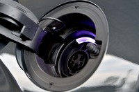 給電口は左フロントフェンダーにレイアウトされている。ソケット付近に見える薄紫色のランプが先進感を演出する。