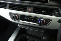 エアコンの操作ボタンの下には、ドライブモードの切り替えスイッチや、アイドリングストップのオン／オフスイッチが備わる。