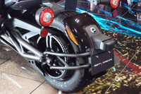 リアは1輪。エンジンからの駆動トルクは、ベルトを介して後輪に伝えられる。