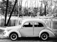 1946年に登場した「パナール・ディナ」。大衆車メーカーへと転向を図ったパナールが最初にリリースしたモデルで、FFの駆動レイアウトや軽量なアルミボディーなど、凝ったメカニズムを特徴としていた。