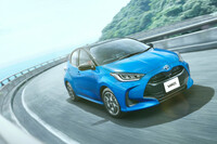 車体の軽さもあってか、カタログ上の燃費では「ヤリス」のハイブリッドモデルに軍配が上がる。