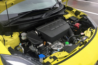 「スイフトスポーツ」の1.4リッター直4直噴ターボエンジン。最高出力140ps、最大トルク230Nmを発生し、JC08モード燃費は、16.4km/リッター（6MT）。