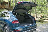 荷室の容量は、5人乗車時で605リッター。バックドアの電動開閉機構は、全グレードに標準装備される。