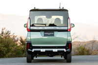 リアまわりではガード風のバンパー装飾と、テールゲートを横断する「DELICA」のロゴが目を引く。前後バンパーのロゴは、販売店オプションで白文字とすることも可能だ。