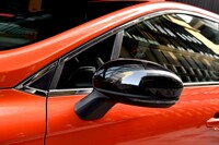 ブラック塗装が施された「ルーテシア インテンス プラス」のドアミラー。ベーシックグレード「インテンス」ではボディー同色となる。