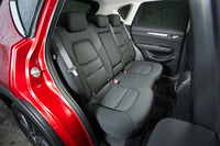 リアシートは4：2：4の3分割可倒式。センターアームレストには、カップホルダーと充電用USB端子が2個ずつ装備される。