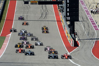 スタートでトップに立ったのは予選2番手のベッテル（写真先頭右）。6周目にハミルトンにオーバーテイクされると、その後はメルセデスに迫ることはできなかった。（Photo=Ferrari）