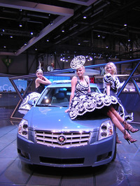 「キャデラックBLS」はスウェーデンのサーブの工場で生産された。2005年ジュネーブモーターショーで。