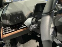 「ID.3」同様、デフォッガーやリアフォグランプなどのタッチスイッチは、メータークラスター左側にまとめられている。