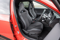 バケット形状のフロントシートは本革とアルカンターラによる仕立て。ヒーター＆ベンチレーション機能も完備だ。