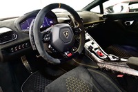 “レーシー”な雰囲気が漂うインテリア。レジンの母材に炭素を埋め込んだフォージドコンポジットが多用されている。