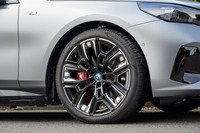 タイヤは前が245/40R20、後ろが275/35R20の「ピレリPゼロ」を履く。オプションで21インチも選べる。