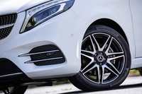 試乗車は前後245/45R19サイズの「コンチネンタル・スポーツコンタクト5」タイヤに、19インチの「AMG7ツインスポーク」ホイールを組み合わせていた。