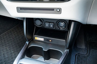 スマートフォンのワイヤレス充電器は4万9830円とちょっと高額。アイボリーの部分に見えているのは全方位モニター＆ナビゲーションとセットのCD/DVDスロット。