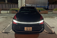 「クラウン」でおなじみの王冠エンブレムは、グリルではなくフロントノーズに備わる。リアと同じくフロントにも横一文字のランプ意匠が採用される。