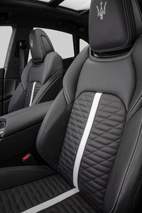 「マセラティ・レヴァンテ トロフェオ」にイタリア国旗への敬意を表現した限定車の画像