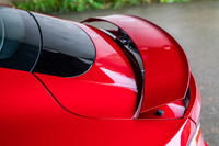 車体後端には可動式のリアウイングを装備。速度に応じて自動でライズアップするほか、スイッチ操作によって任意で展開／格納が行える。