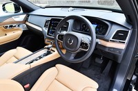 ウォールナットのパネルがあしらわれた試乗車のインテリア。シートカラーはアンバー（写真）のほか、ブロンド、チャコール、マルーンブラウンがラインナップされる。