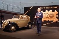 会場には、1936年に生まれた“トッポリーノ”こと初代「フィアット500」も展示された。中央は、限定車について説明するFCAジャパンのポンタス・ヘグストロム社長。